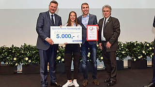 Glückwunsch an den SC Condor: Reinhard Grindel (l.) übergibt HFV-Integrationspreis © HFV