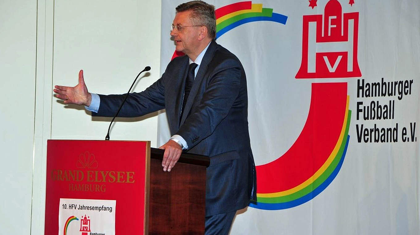 Redner im Grand Elysée: DFB-Präsident Reinhard Grindel beim HFV-Jahresempfang © HFV