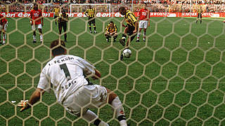Späte Entscheidung: Amoroso trifft vom Punkt, der BVB schlägt Köln 2002 mit 2:1 © imago/Sven Simon 