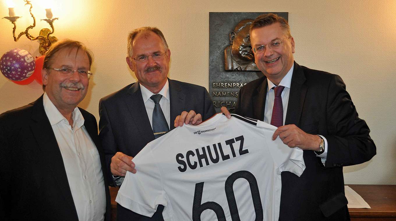 Gratulation: Bernd Schultz (M.) mit Reinhard Grindel (r.) und Dr. Rainer Koch  © BFV