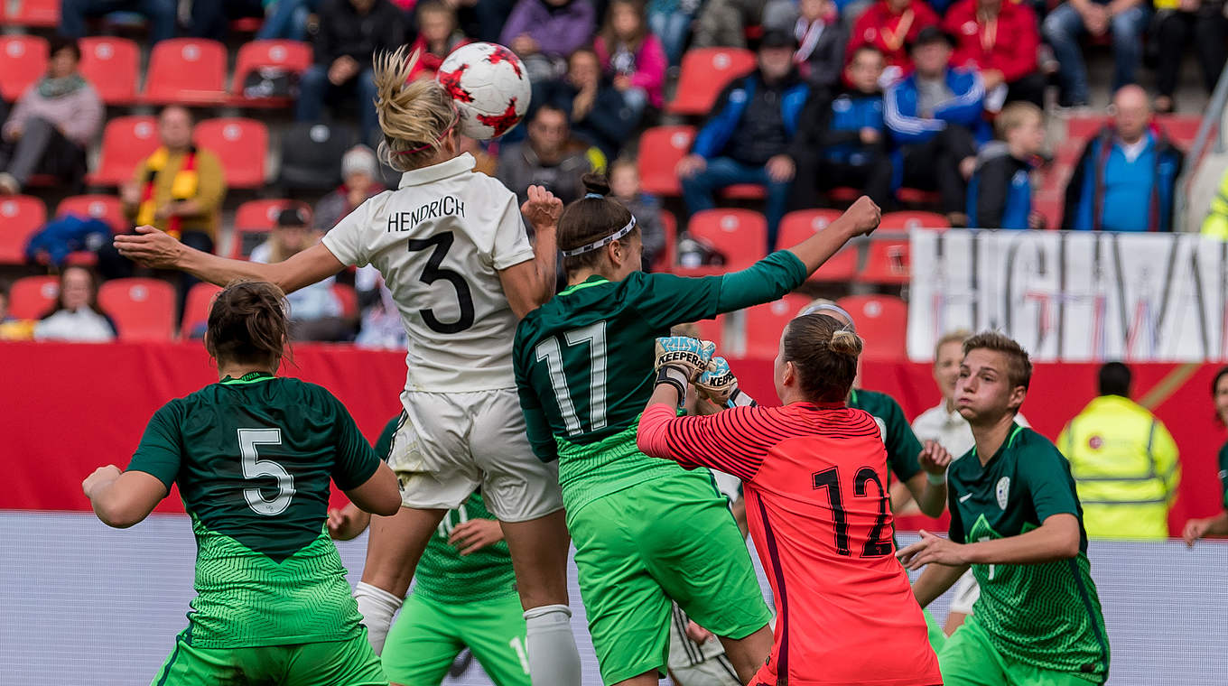 Ebenfalls mit dem Kopf erfolgreich: Kathrin Hendrich markiert das 3:0 © 2017 Getty Images