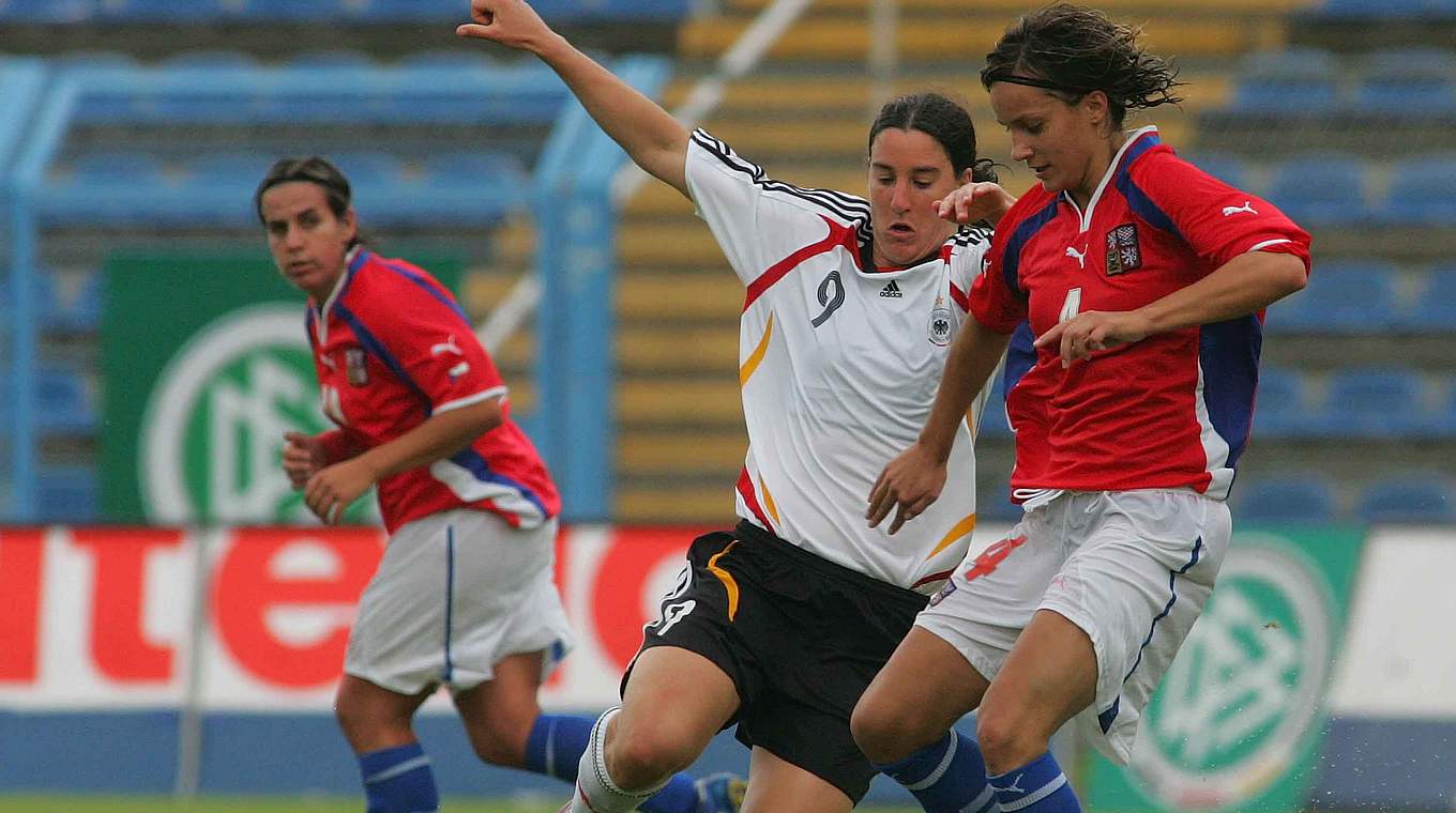 Blick zurück: Birgit Prinz (M.) gibt im bisher letzten Duell im Jahr 2007 alles © 2007 Getty Images