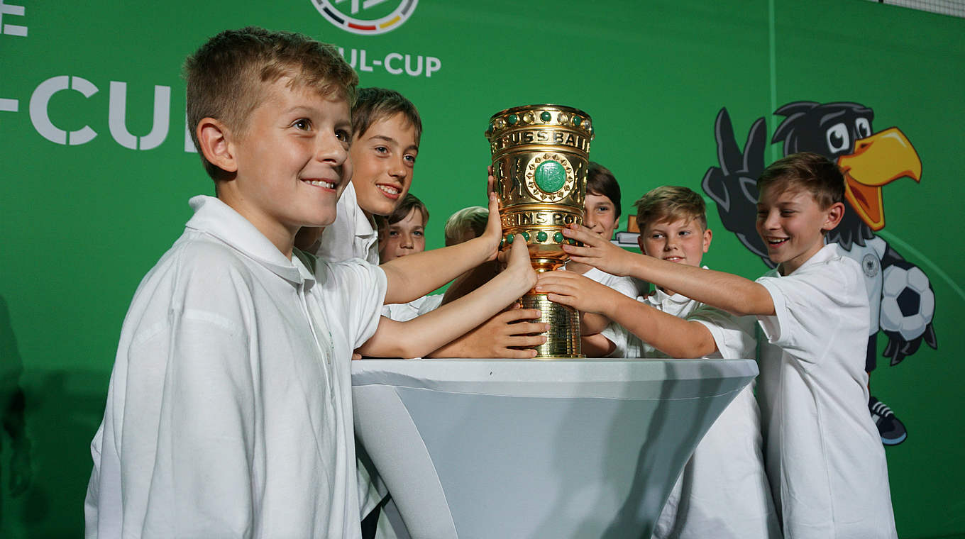 Besonderes Highlight für alle Schüler: Einmal den DFB-Pokal berühren © DFB
