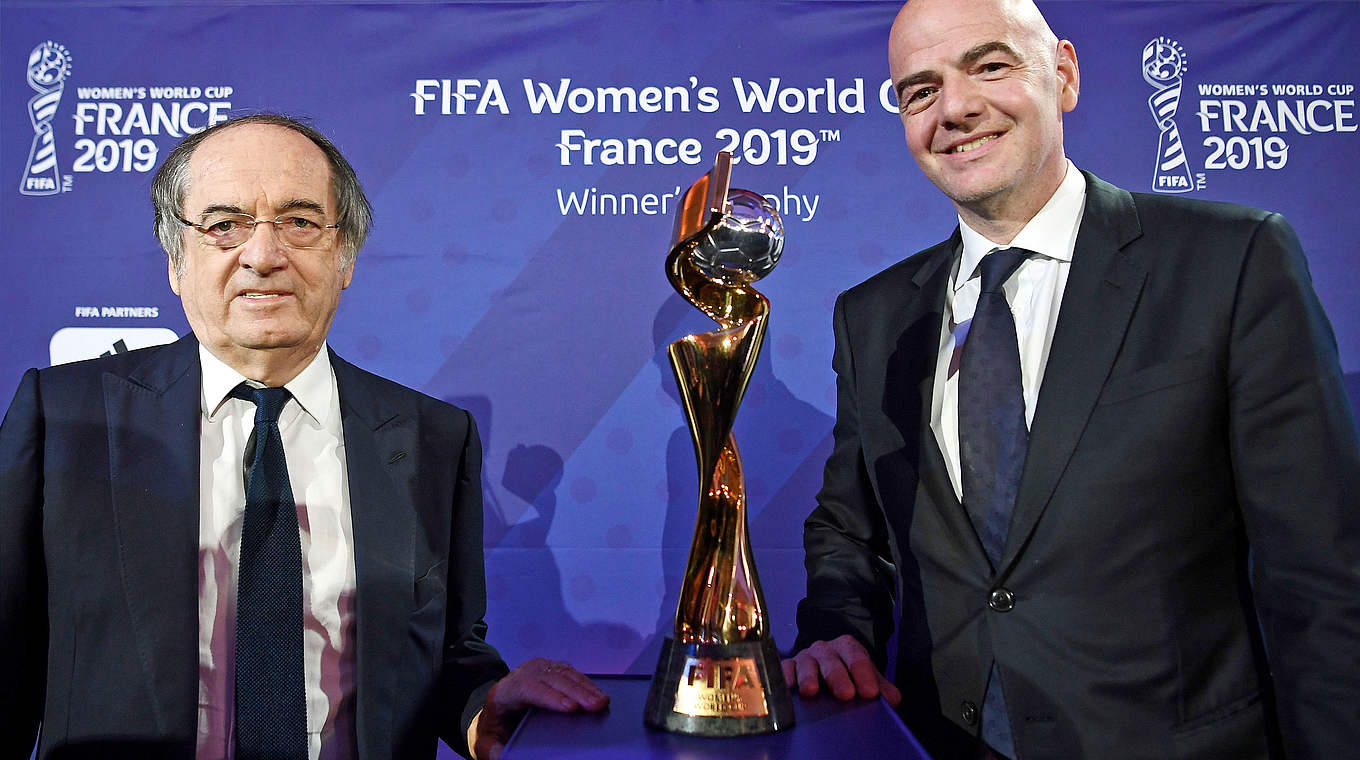 Stellen Logo und Spielorte vor: FFF-Präsident Noel Le Graet und FIFA-Chef Infantino © AFP/Getty Images