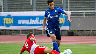 Drei Siege und zwei Unentschieden: Nick Taitague (r.) und die A-Junioren von Schalke 04 © imago/DeFodi