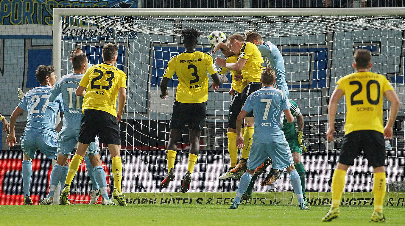 Der Kopfball zur Führung: Hamdi Dahmani nickt in Chemnitz zum 1:0 für Köln ein © 2017 Getty Images