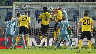 Der Kopfball zur Führung: Hamdi Dahmani nickt in Chemnitz zum 1:0 für Köln ein © 2017 Getty Images