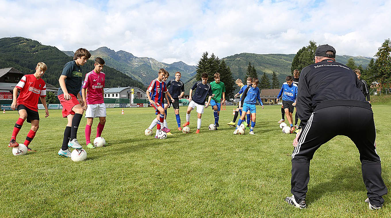 "Jugendarbeit kleiner Vereine wird belohnt": die Fußball-Ferienfreizeiten der Stiftung © Carsten Kobow