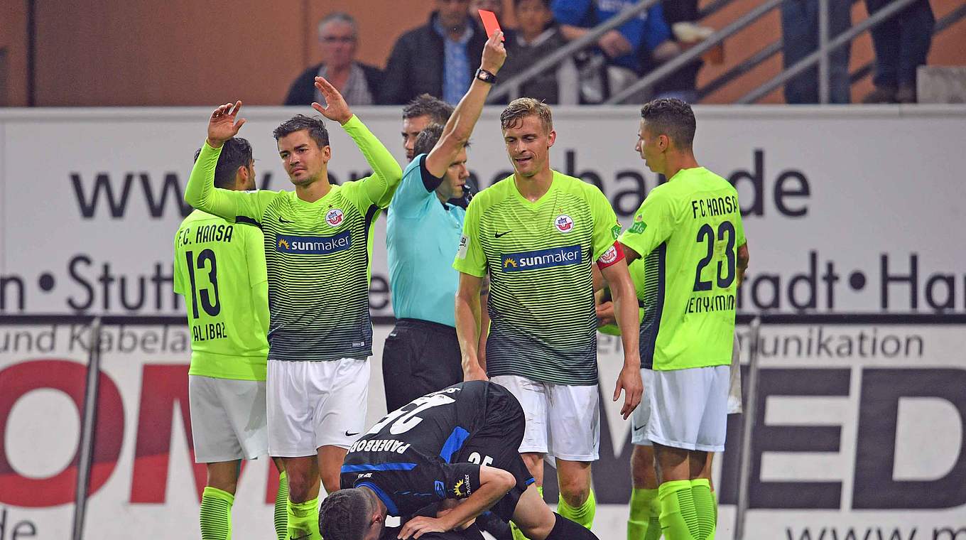 Turbulente Schlussphase: Schiedsrichter Ittrich (Hamburg) schickt drei Spieler vom Feld © 2017 Getty Images