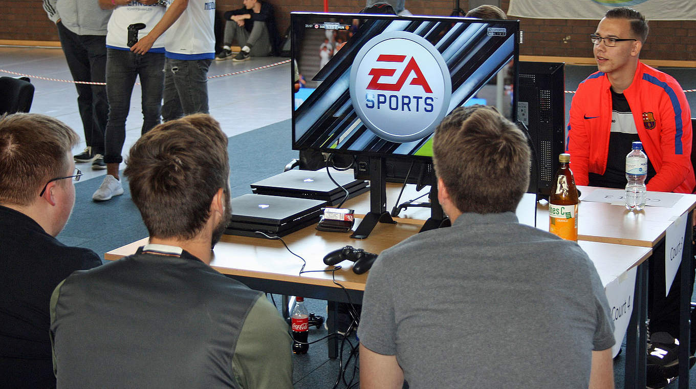 Exklusiver Vorabtest: EA Sports stellt den Spielern in Hamburg FIFA 18 zur Verfügung © Oliver Jensen