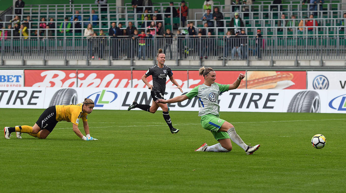 Treffsicher: Nationalspielerin Popp erzielt einen ihrer drei Treffer gegen Jena  © imago/foto2press