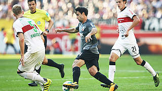 Stuttgart (hier: Baumgartl und Pavard) attackiert den gegnerischen Ballbesitzer zu zweit! © 2017 Getty Images