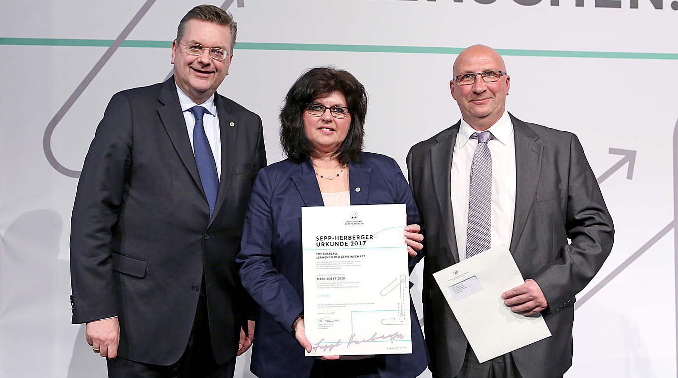Ausgezeichnet: DFB-Präsident Reinhard Grindel (l.) mit Preisträgern © DFB