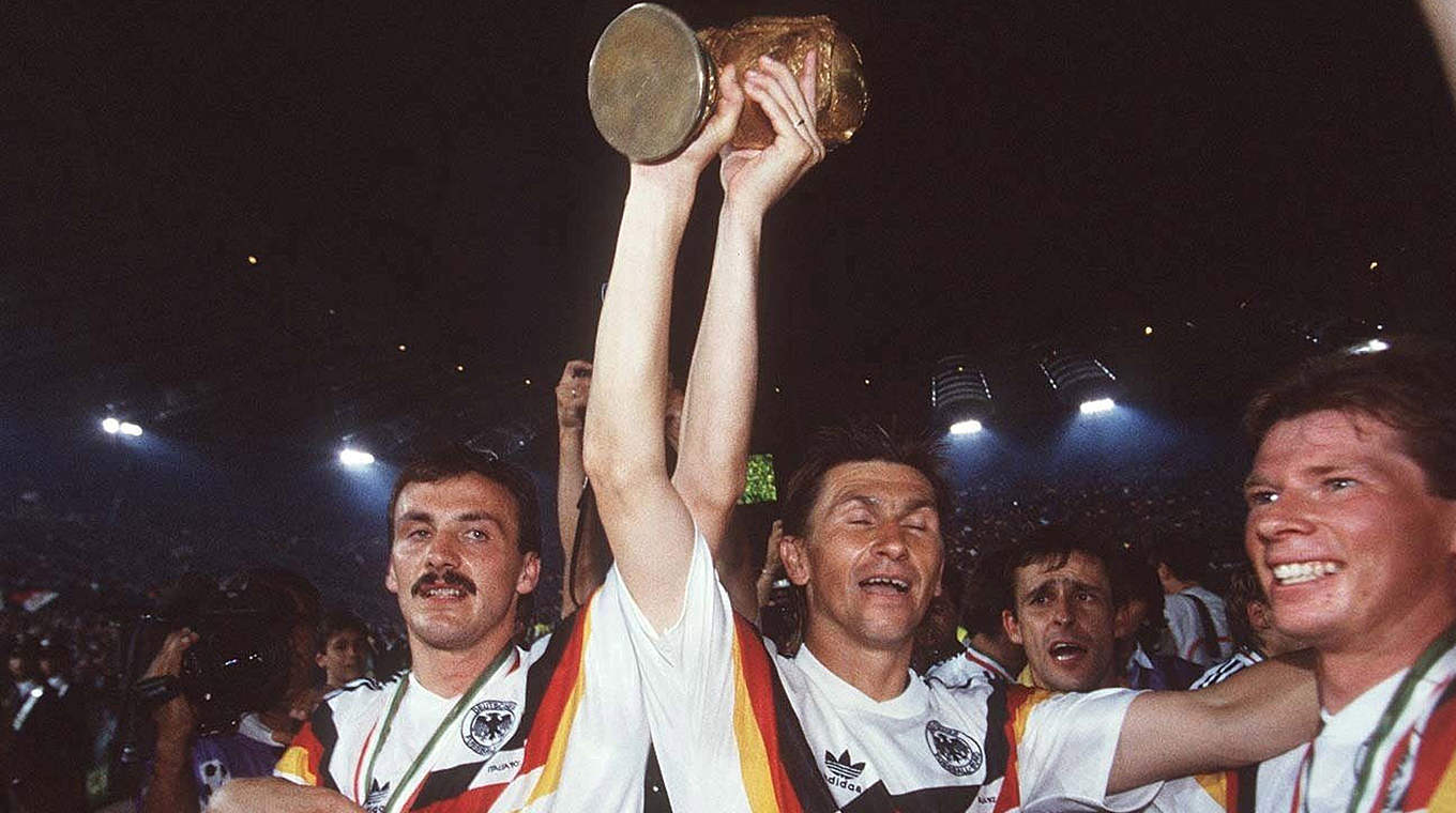 Triumph von Rom: Nationalspieler Augenthaler (M.) gewinnt den WM-Titel 1990 © Bongarts
