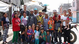 Engagiert sich seit Jahren für die Mexico-Hilfe: Oliver Bierhoff (hinterste Reihe links) © DFB
