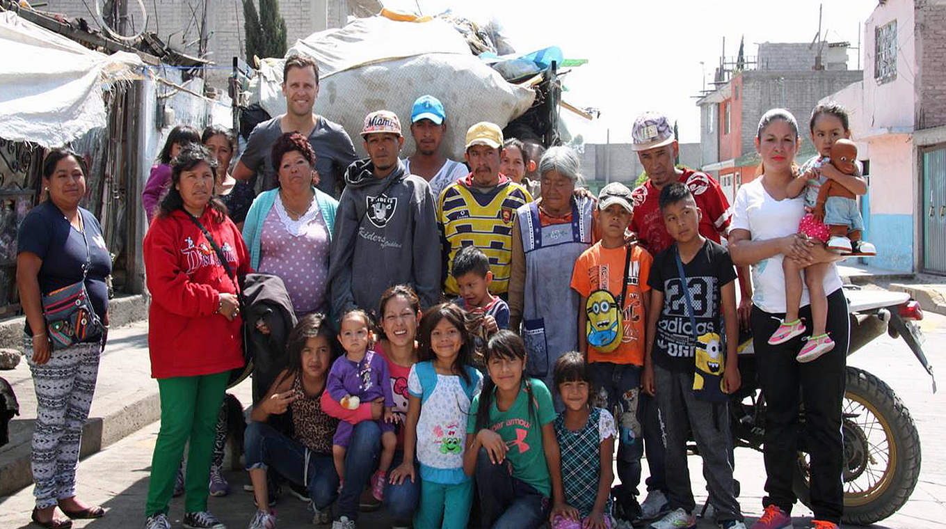 Engagiert sich seit Jahren für die Mexico-Hilfe: Oliver Bierhoff (hinterste Reihe links) © DFB