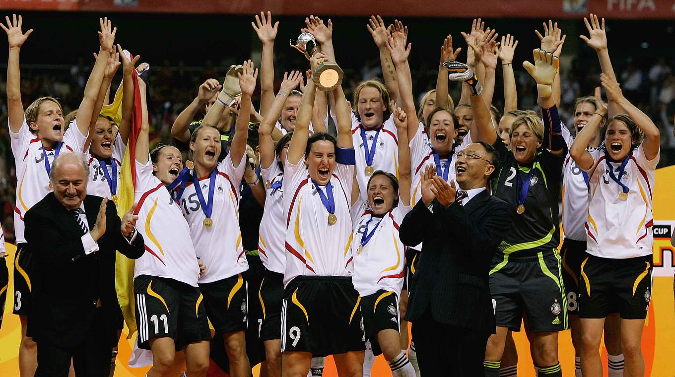 Zweiter Titel: Die DFB-Frauen um Birgit Prinz (M.) holen in Shanghai den WM-Titel © 2007 Getty Images