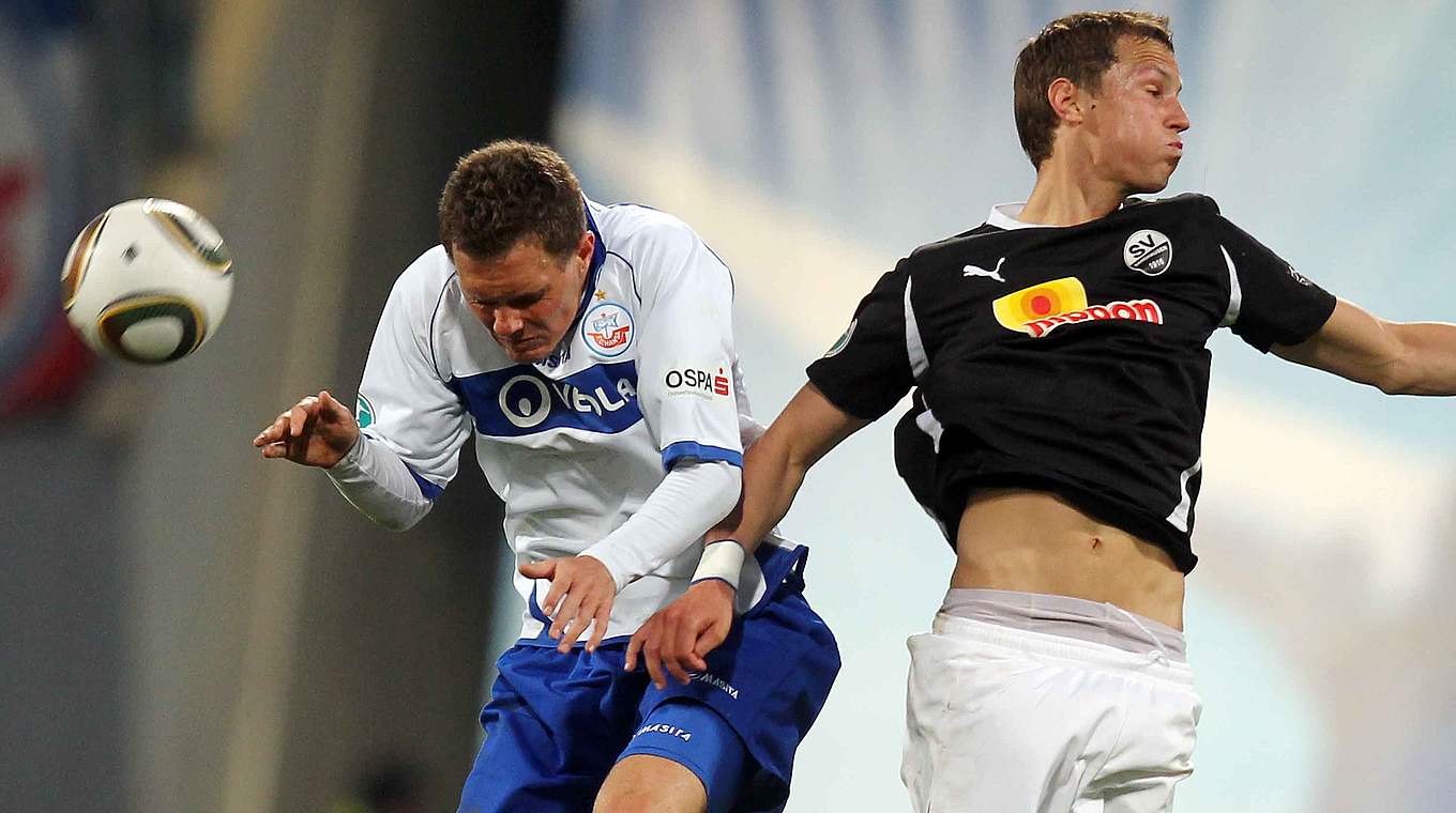 Kopfballduell von Drittligaroutiniers: Robert Müller gegen nTim Danneberg (r.) © 2011 Getty Images