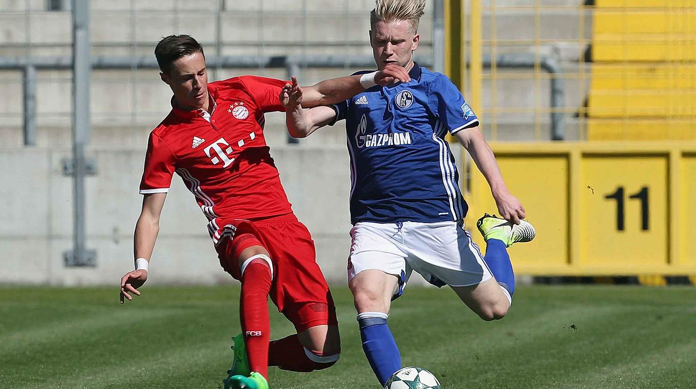 Wieder im Training beim FC Schalke 04: der U 18-Nationalspieler Lennart Czyborra (r.) © 2017 Getty Images