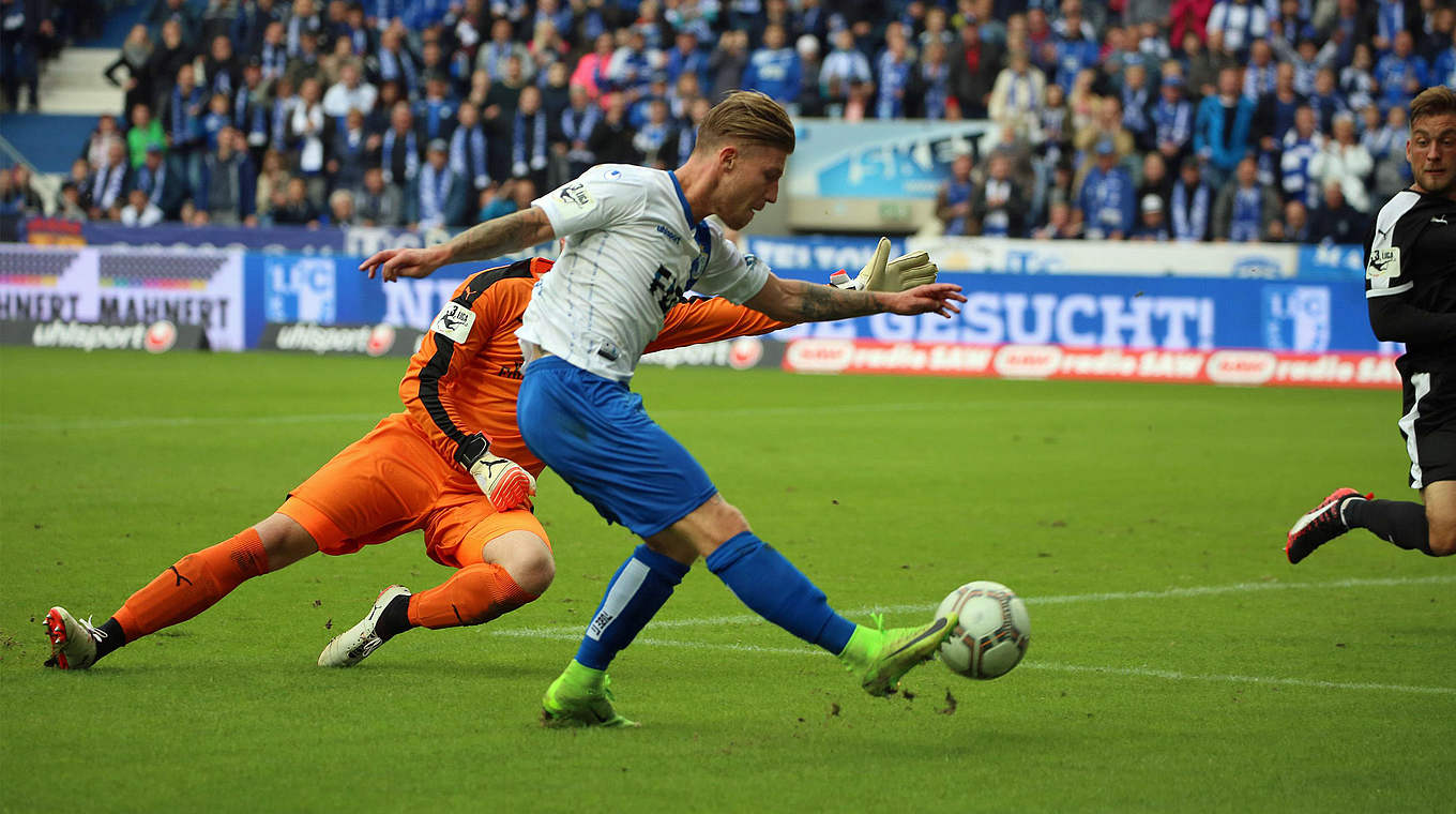 Das 1:0 im Hinspiel: Torjäger Philip Türpitz (v.) trifft für Magdeburg gegen Jena © imago/Jan Huebner