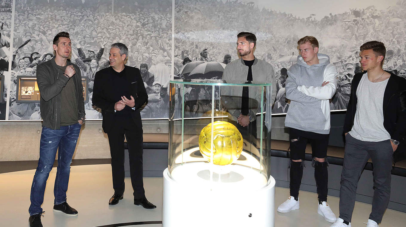 Besuch der Ausstellung: Klose (von links) mit Neukirchner, Trapp, Brandt und Kimmich © FIRO