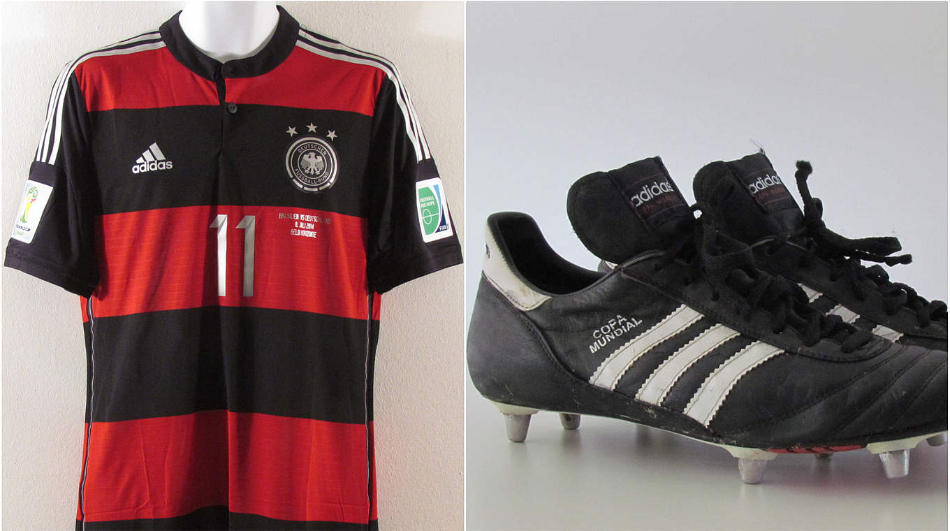 Helden-Vitrine: Kloses Trikot vom WM-Halbfinale 2014 und seine WM-Schuhe von 2006 © DFM/Collage DFB