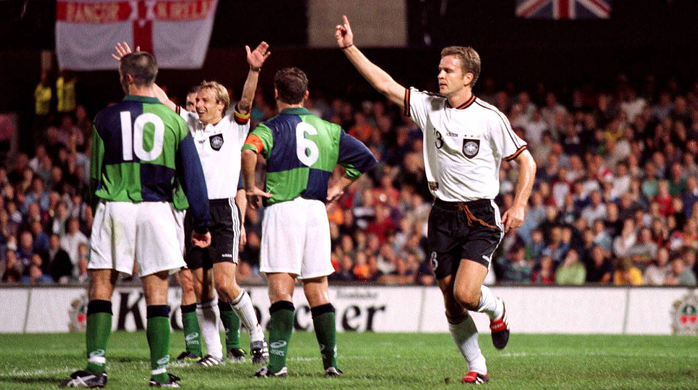 Schnellster Hattrick der Länderspielgeschichte: Oliver Bierhoff (r.) 1997 in Nordirland © imago/Oliver Behrendt