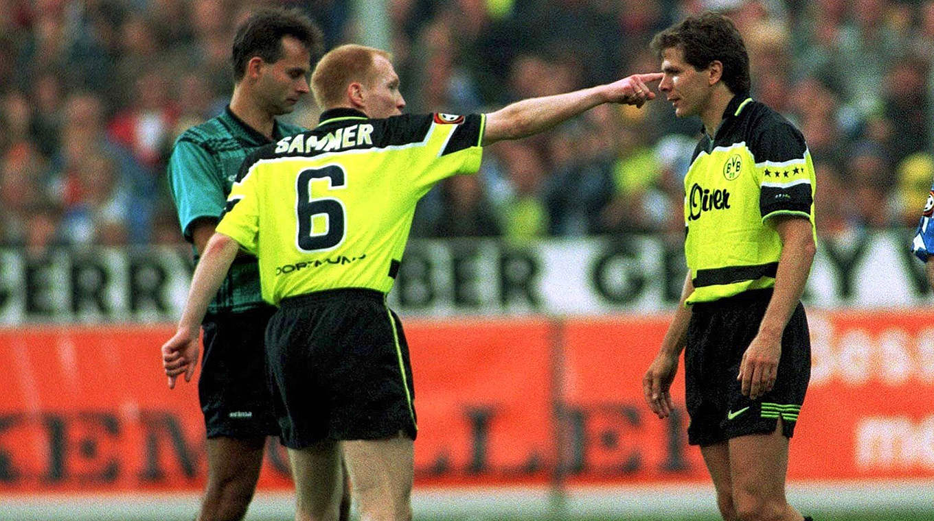 Oktober 1997: Sammer (l.) bestreitet bei Dortmunds 1:3 in Bielefeld sein letztes Spiel © Bongarts