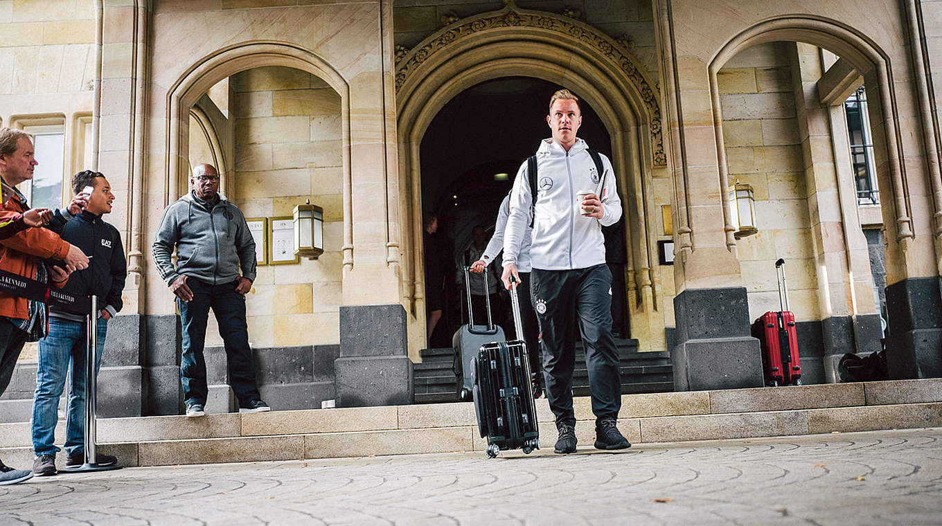 Koffer packen und los: Marc-André ter Stegen und Co. verlassen das Hotel in Frankfurt in Richtung Flughafen © DFB