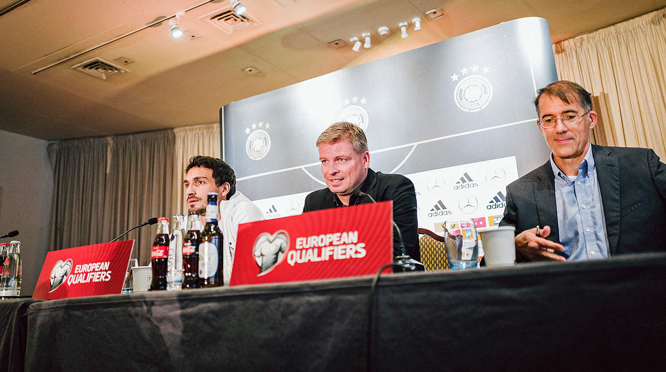 Ohne längere Pause geht es für Weltmeister Mats Hummels zur Pressekonferenz © DFB