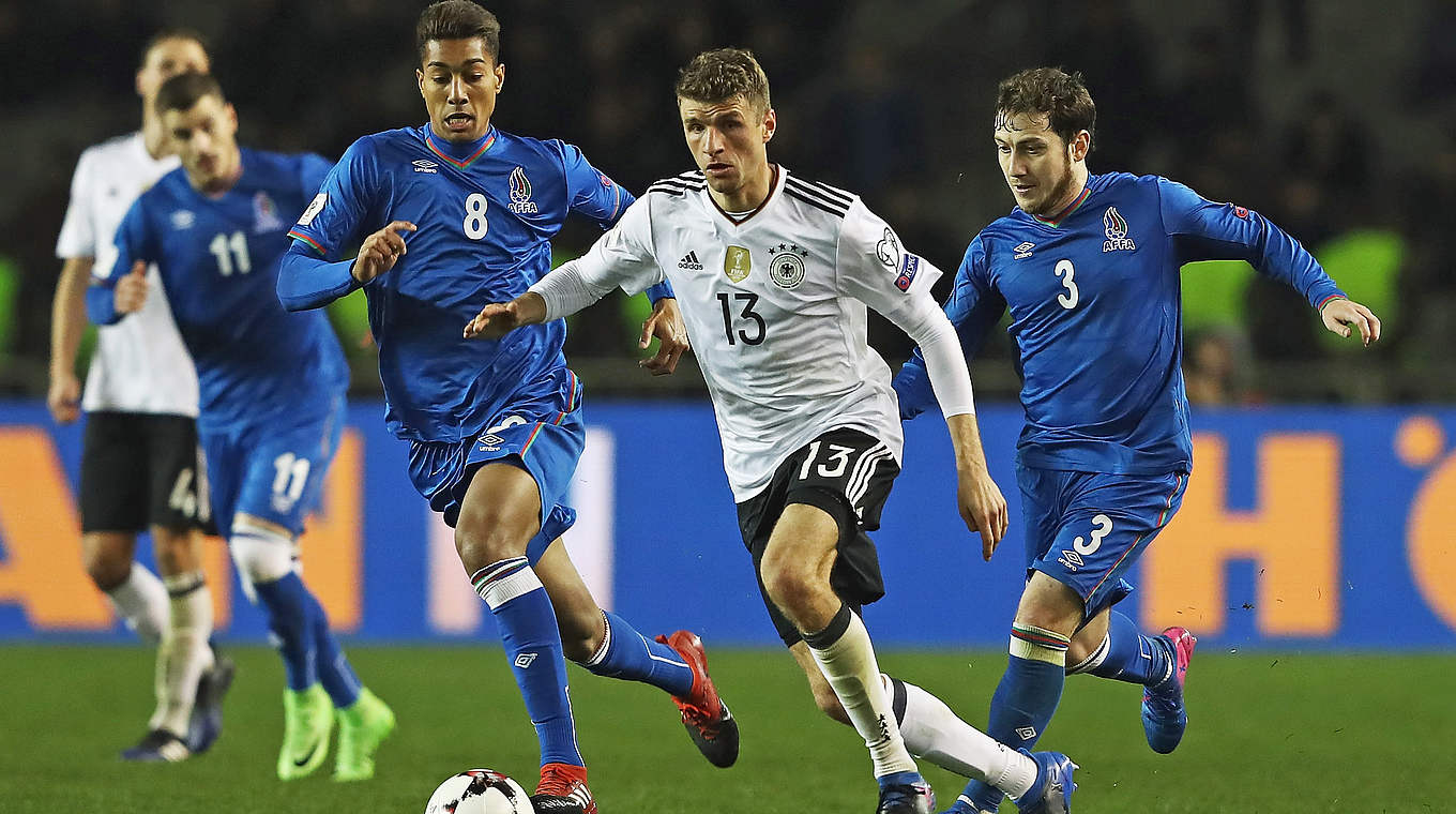 Szene aus dem Hinspiel: Torschütze Thomas Müller (M.) im Laufduell © 2017 Getty Images