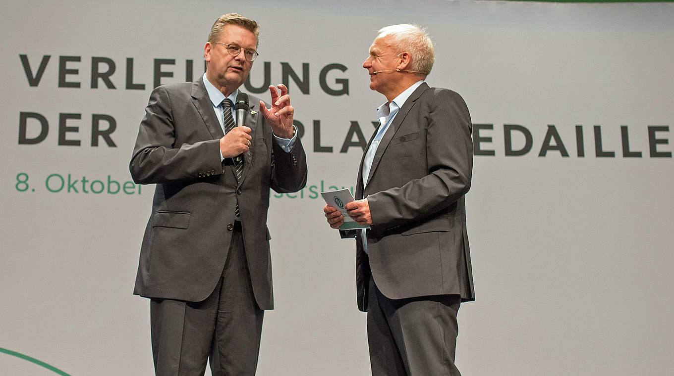 Bei der Verleihung der Fair Play-Medaille vor Ort: DFB-Präsident Reinhard Grindel (l.) © 2017 Getty Images