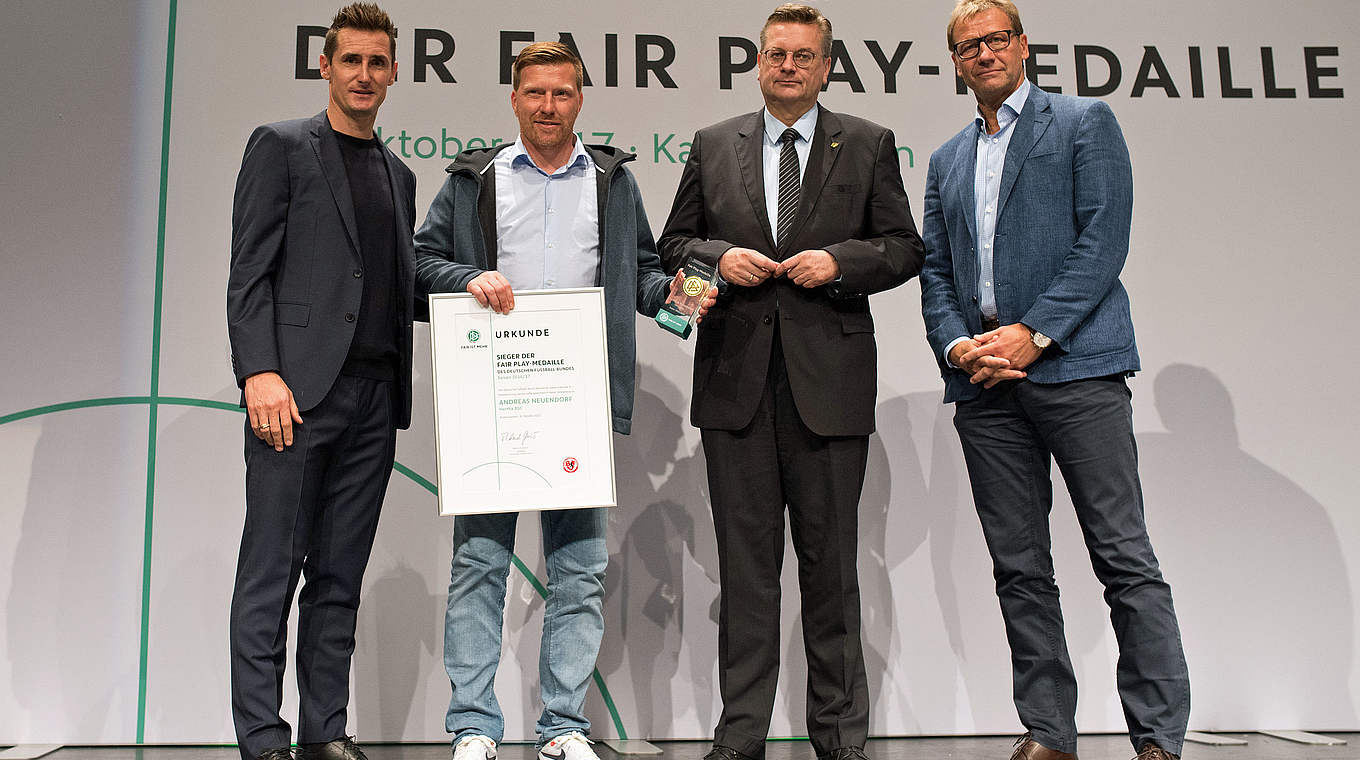 Gewinner der Fair Play-Medaille 2017: Andreas "Zecke" Neuendorf (2.v.l.) © 2017 Getty Images