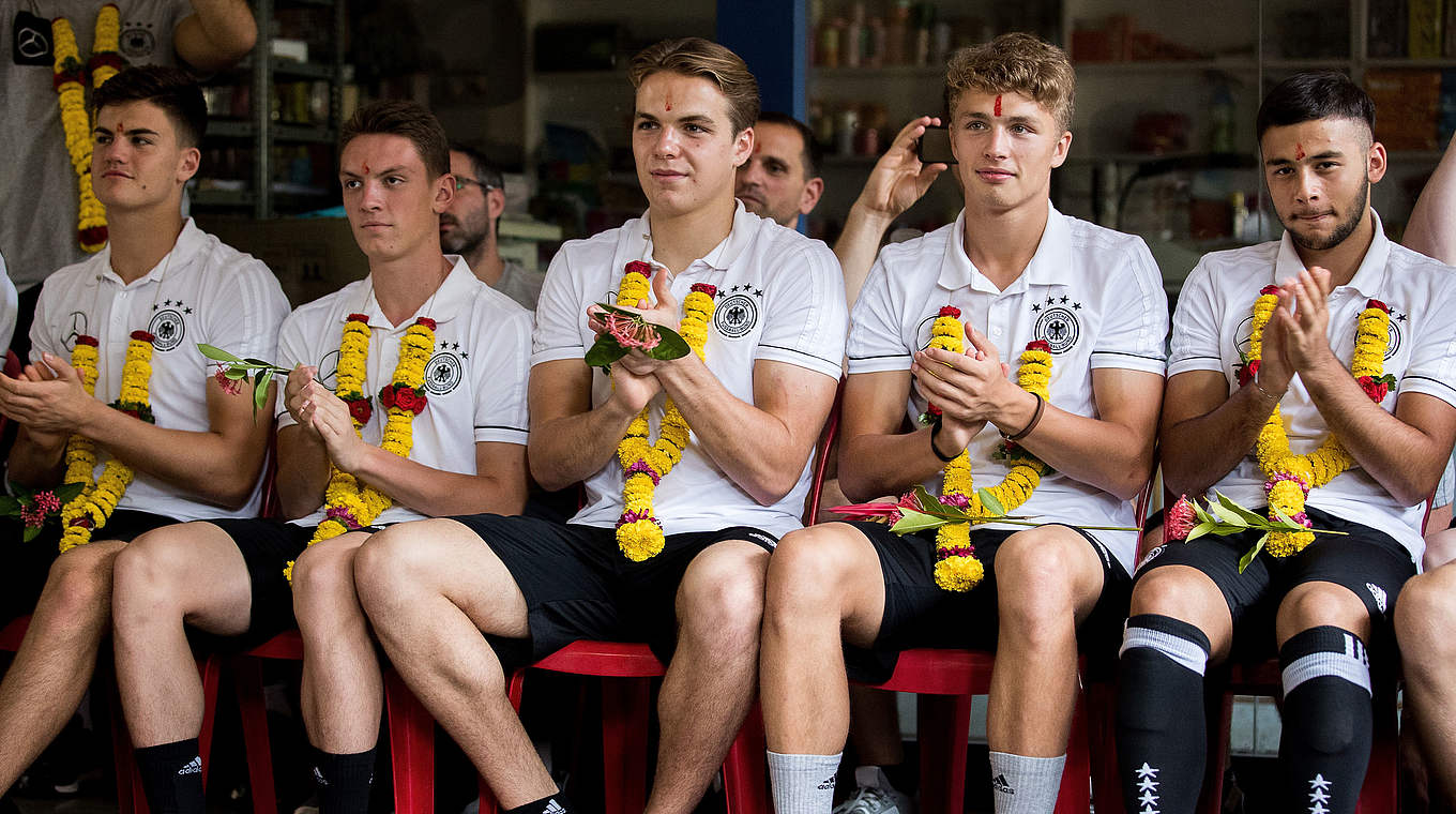 Blumenkette als Geschenk: die Spieler erhalten Glücksbringer für das weitere Turnier © 2017 FIFA