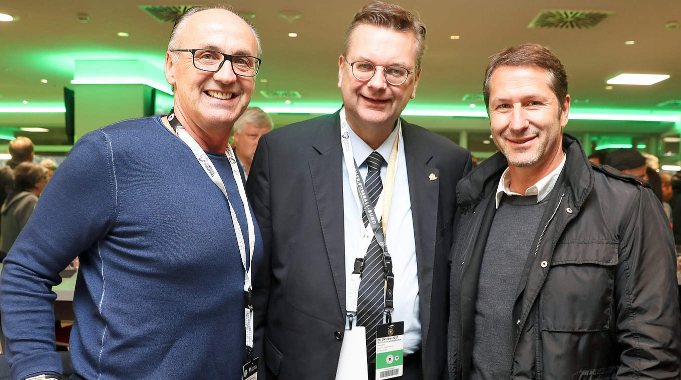 Beim regionalen Treffen des Clubs der Nationalmannschaft: Jürgen Kohler (l.), Reinhard Grindel (m.) und Franco Foda (r.)  © 2017 Getty Images
