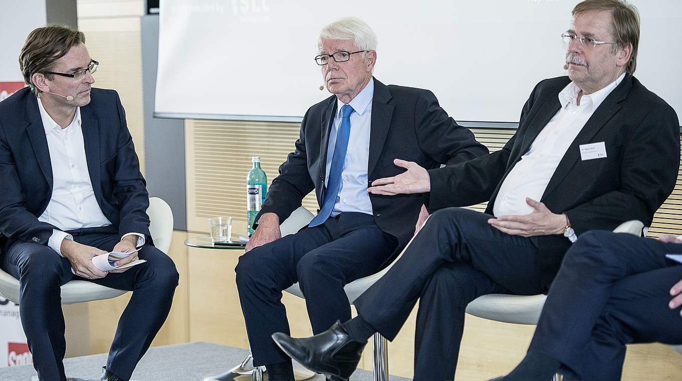 Dr. Rainer Koch (r.) und Dr. Reinhard Rauball mit Moderator Claus Strunz (l.) © TÜV Rheinland