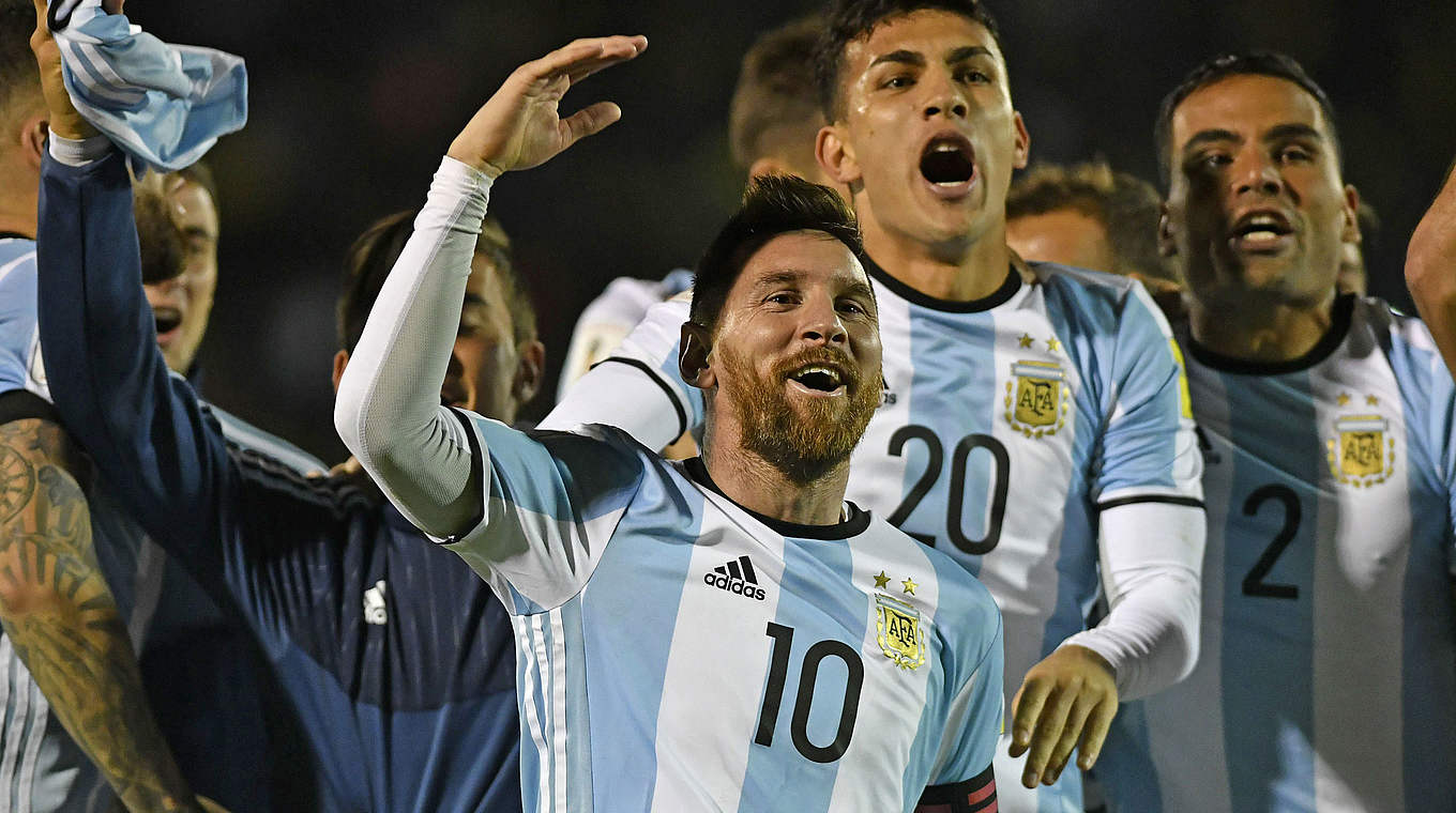 Auf den letzten Drücker für die WM qualifiziert: Lionel Messi (v.) mit Argentinien © AFP/GettyImages