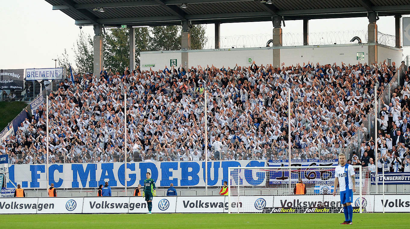 Freuen sich auf den Pokalkracher gegen den BVB: die Fans des 1. FC Magdeburg © 2017 Getty Images