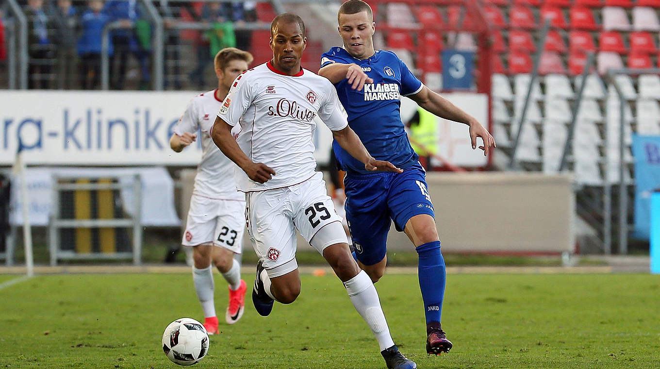 Zweitligaerinnerungen: Im Vorjahresvergleich spielte David Pisot (l.) noch für Würzburg © imago/foto2press