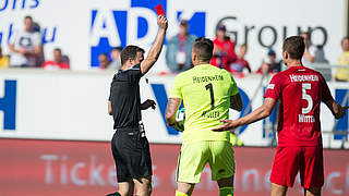 Muss ein Spiel zuschauen: Heidenheims Mathias Wittek (r.) © 2017 Getty Images