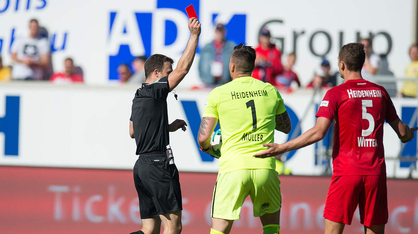 Muss ein Spiel zuschauen: Heidenheims Mathias Wittek (r.) © 2017 Getty Images