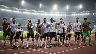 Großer Jubel mit den Fans: Die deutsche U 17 gewinnt 4:0 gegen Kolumbien und zieht in das WM-Viertelfinale ein. © 2017 FIFA