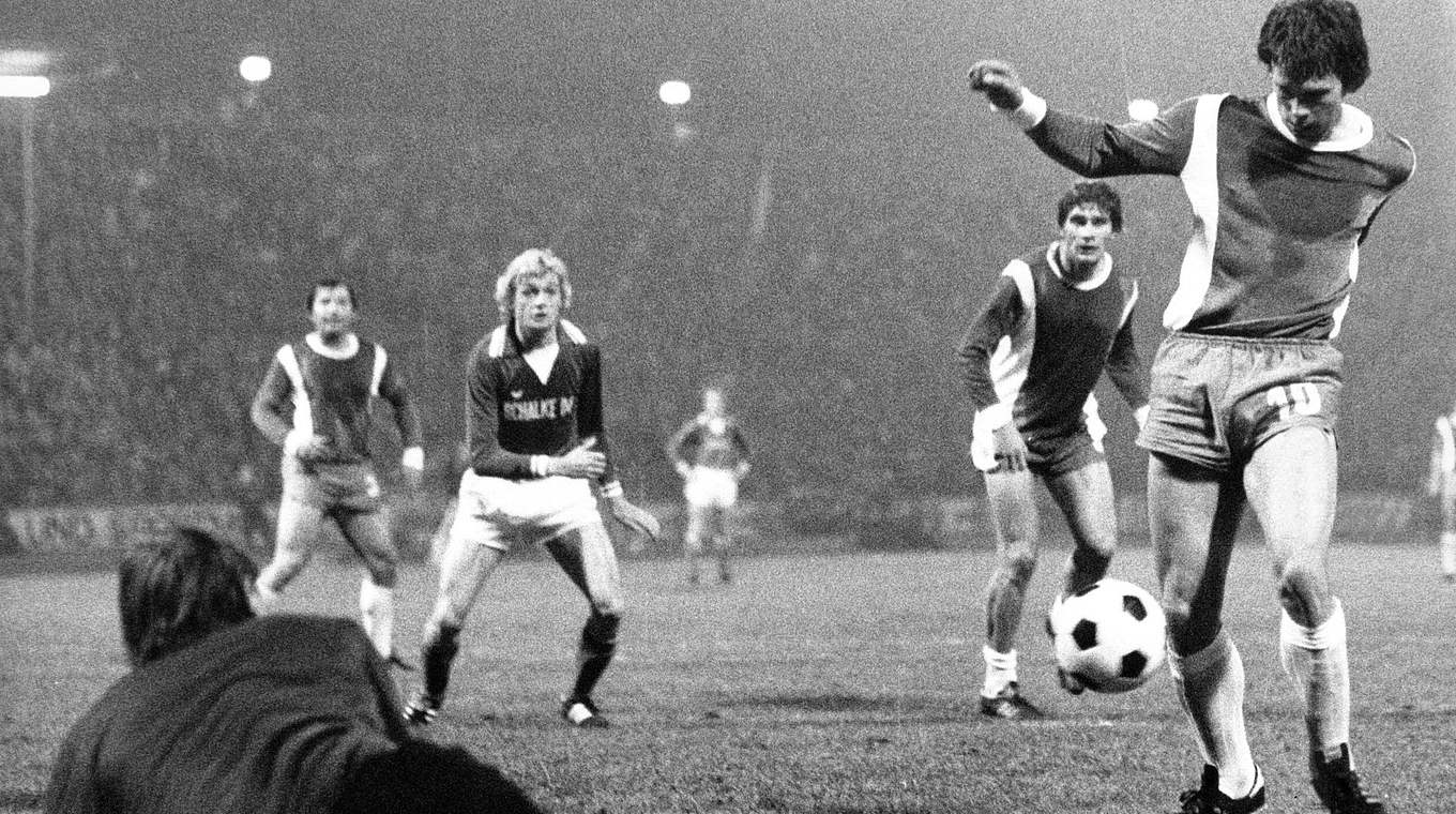 Schalke verliert im Europapokal 1977 in Magdeburg: Sparwasser (r.) trifft zum 2:0 © imago/Horstmüller