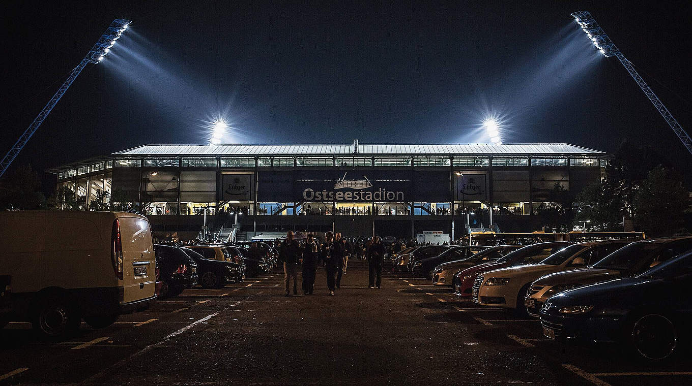 Gänsehautfeeling: Tribünen des Ostseestadions sollen von Handys erleuchtet werden © imago/Sebastian Wells