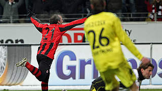 Sorgt für die erste BVB-Auswärtsniederlage nach acht Siegen in Serie: Gekas (l.) 2010 © 2010 AFP