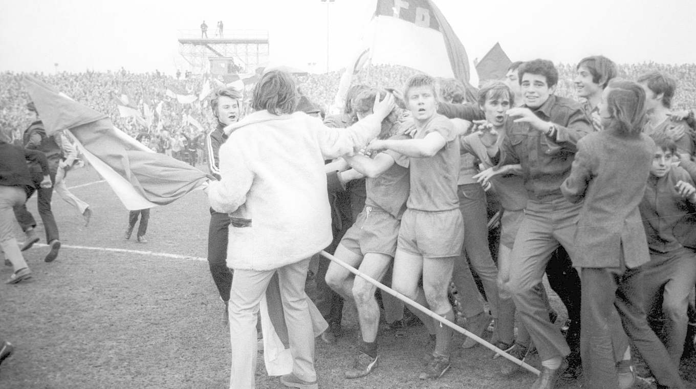Düsseldorfer Freude nach dem Derbysieg im Pokal-Viertelfinale 1971 © imago