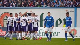 Vorbild 2016/2017: Der VfL Osnabrück siegt bei Hansa Rostock mit 2:1 © imago/Jan Huebner