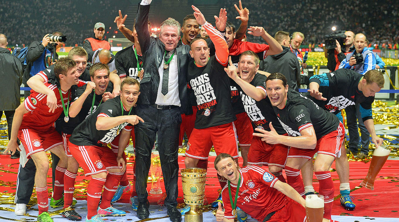 2013: Jupp Heynckes (im Anzug) fügt den DFB-Pokal zu seiner Titelsammlung hinzu © 2013 Getty Images