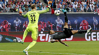 Thiago acrobatically shooting in the last game against Leipzig © 2017 Getty Images