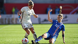 Intensive Partie: Anna Blässe (l.) behauptet sich gegen Dagny Brynjarsdottir © 2017 Getty Images